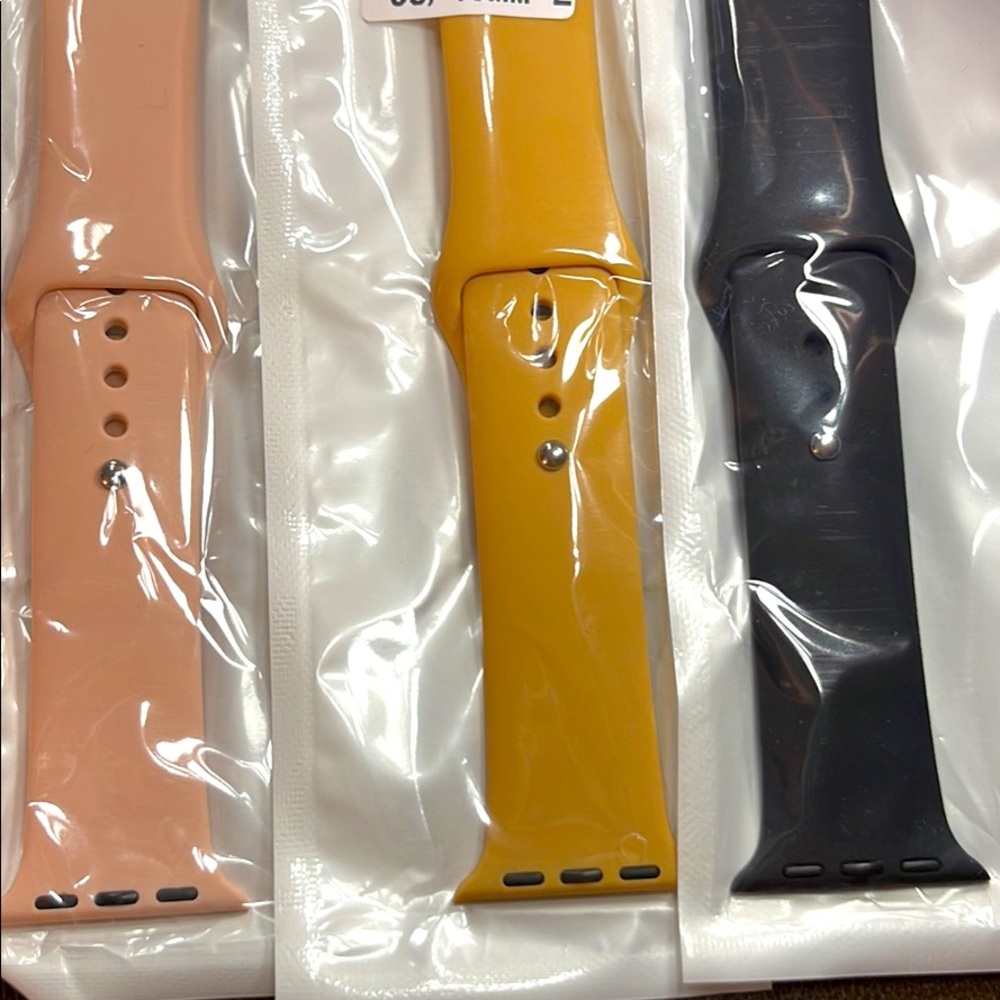 BUY MORE ✨ SAVE MORE 4️⃣ Total Silicon Apple Watch Bands • 38/40 MM 🌈